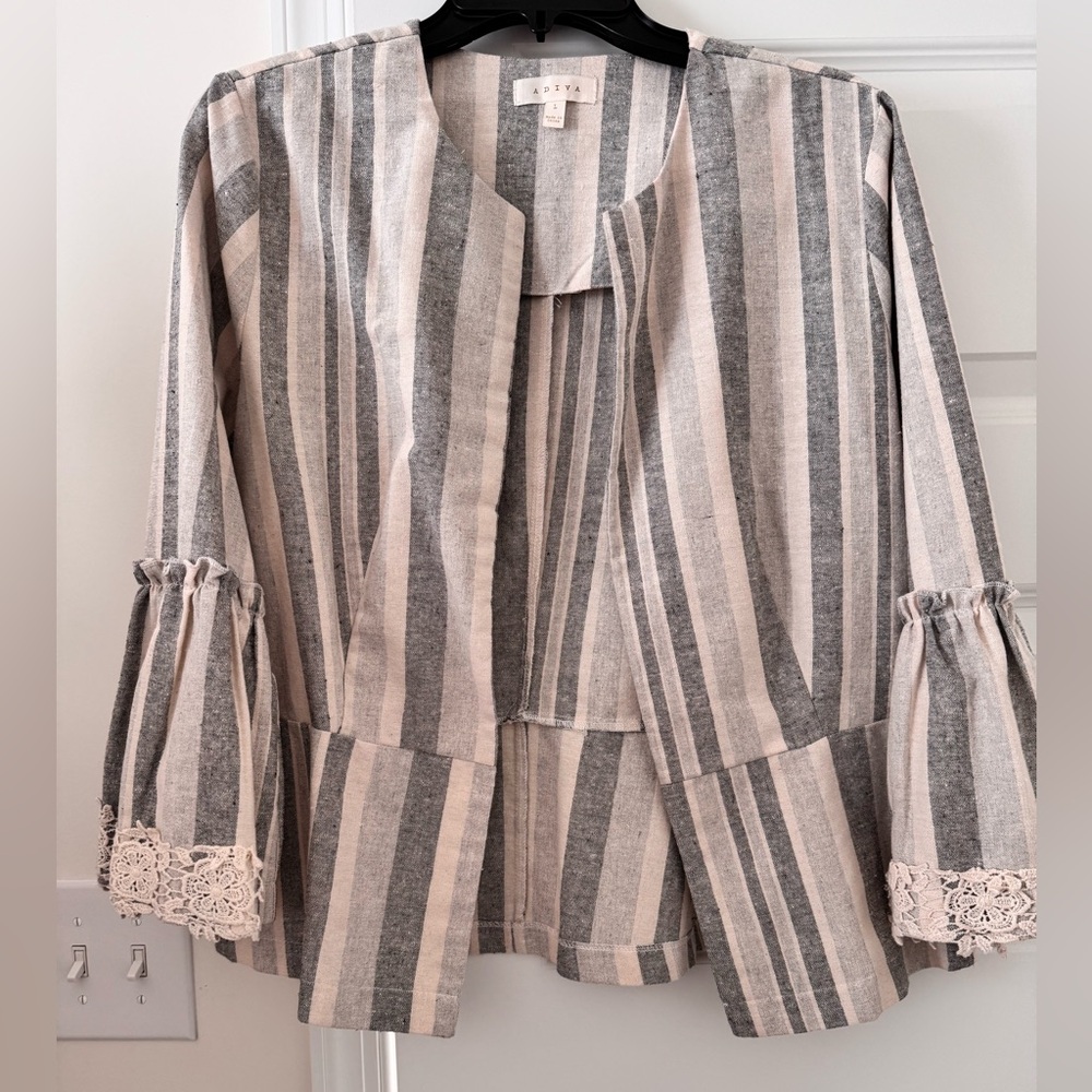 Chic Blazer- striped grey with lace sleeves